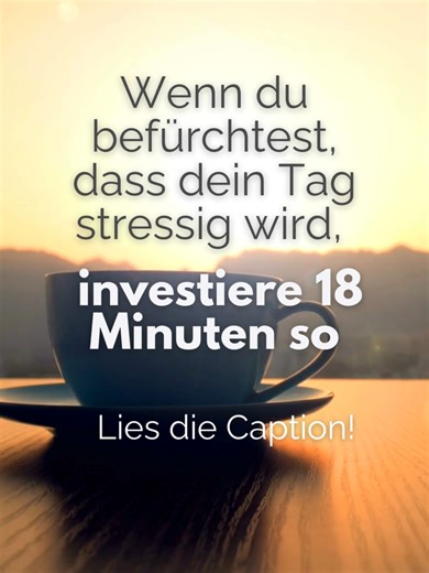 Die 18-Minuten-Regel kombiniert Achtsamkeit tagsüber mit einem täglichen Review und der täglichen Planung. Und so funktioniert sie: 👉 Nimm dir in der Früh 5 Minuten Zeit, um deinen Tag zu planen. 👉 Dann stelle dir einen Timer, der jede Stunde klingelt und stell dir folgende Fragen: ❓ Was tue ich gerade? ❓ Ist es das, was ich tun wollte? ❓ Ist es zielführend? ❓ Werde ich mich deswegen abends gut fühlen? 👉 Am Abend nimmst du dir noch einmal 5 Minuten Zeit, um deinen Tag zu reflektieren. Im Schn