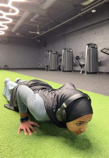 first of all why am i weaker than last time?😂 on a side note girls: it's totally okay to not have the same strength every day. ur body is still doing its thing. be gentle with yourself ❤️ #pushupchallenge #pushups #hijabifitness #gymtok