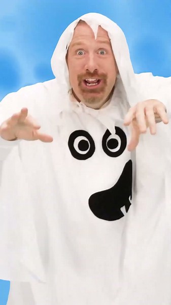Dance like a ghost! 👻 Halloween song with Steve and Maggie #shorts #steveandmaggie🧍‍♂️
