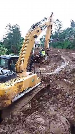 #RDC_Sud-Kivu: La route reliant #Bukavu à #Kamituga demeure impraticable au niveau de #Kibumba, où un engin extracteur permet aux motards de franchir le passage. | Le Journal Africa