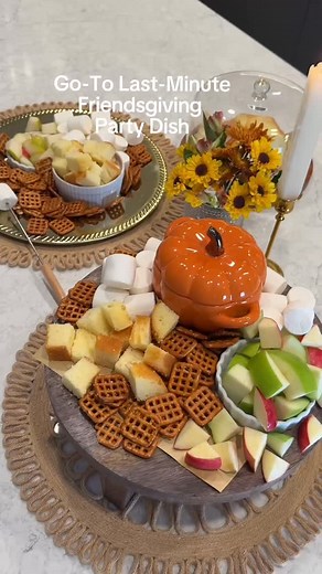 Forget the pie. Bring Pumpkin Pie Fondue to your Friends-gathering and instantly become everyone’s favorite guest. #pumpkin #fondue #friendsgiving | Melting Pot Home