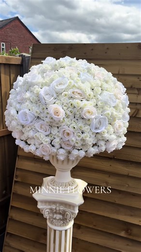 Munnie Flowers XXL Cream: Stylish Floral Arrangements