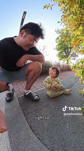 My baby is learning new skills everyday. Today-one stair, that’s it I just told her how to turn and use her legs to come down She listened and got it #stayathomedad #dadlife #parentingmoments #babysteps👣 #fatherhood