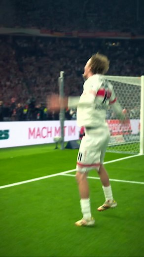 Fair Play-Medaille für Nick Woltemade 🏅 Während seine damaligen Teamkollegen vom VfB Stuttgart bereits den DFB-Pokalsieg feierten, zeigte Nick Woltemade Größe und Mitgefühl: Er suchte zunächst die Spieler von Arminia Bielefeld auf, klatschte sie ab, nahm sie in den Arm, sprach ihnen aufmunternde Worte zu und jubelte erst dann. 🏆️ #DFB #DFBPokal #FairPlay | Deutscher Fußball-Bund