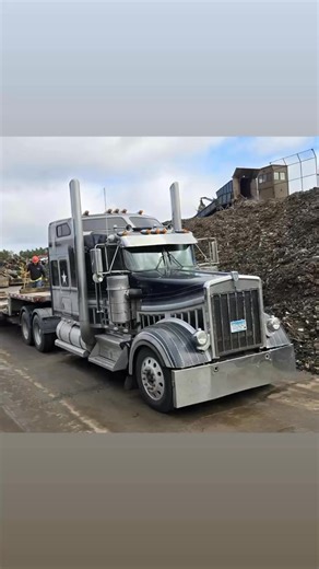 Sometimes Old Iron Just Can’t Be Saved 😫😢 My Father owns a B-Model Mack so it pains me to see this…nevertheless…A cool an interesting photo of Trucking Reality 🤠 📸 Credit : Nick Nelson with the Shots #mnbigrigs | MN Big Rigs