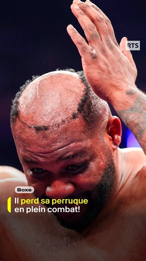 🥊 Dans un combat de boxe, il arrive que les boxeurs perdent quelques dents, mais Jarrell Miller a lui perdu…ses cheveux ! Ou plutôt, sa perruque ! 🪮 C’est une scène insolite et inédite qui s’est passée au Madison Square Garden de New York samedi soir. Alors que Jarrell Miller et Kingsley Ibeh sont en pleine bagarre lors d’une soirée de gala Ring 6 organisée par la World Boxing Organization (WBO), Miller a perdu sa perruque sous la violence des coups portés par Ibeh. La perruque s’est enlevée p