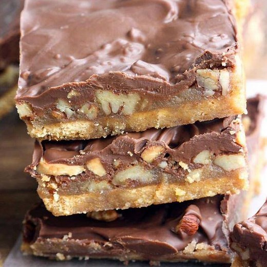 GRAHAM CRACKER TOFFEE BARS use only 5 ingredients, and take just 15 minutes to make! Full Recipe: https://tastesbetterfromscratch.com/graham-cracker-toffee-bars/ | Tastes Better From Scratch