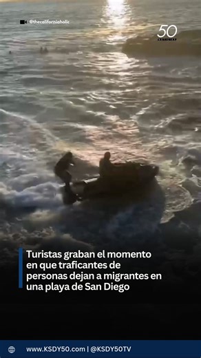 🌊😲 Turistas graban el momento en que traficantes de personas dejan a migrantes en una playa de San Diego #SanDiego | Un video muestra el momento exacto en que traficantes de personas dejan a dos migrante en una playa de San Diego, cerca de Ocean Beach. Se observa como dos motos acuáticas se acercan, dejan a las personas y huye rápidamente. Lo que más sorprende es la reacción de los turistas presentes, en el audio del video se escucha claramente cómo les dan la bienvenida a los migrante con fra