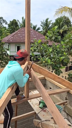 the master builder teaches his subordinates how to install the house trusses#constructionlife #building #americanbully #Usa #foryoupage