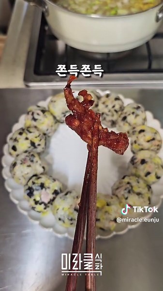🚫완판되었습니다 구입❌️ 미라클 직화 불닭발🔥 1팩 7900원‼️한정수량 오픈♥️ 아유 재구입 문의가 계속 오더라구요♡ 미라클 직화닭발 너무 맛나지여^^ 은은한 불향에 쫀득쫀득한 식감 감칠맛 나는 매운맛🔥 포장 그대로 렌지에 돌리면 완성👍 미라클이 맛있게 만들었습니데이 닭목살은 밥이랑 같이 드셔도 맛있어요 ✅️무뼈닭발 210g:7900원 ✅️튤립닭발 300g:7900원 ✅️닭목살 200g: 7900원 ▶️추가옵션:갈릭딥핑소스 30g: 1000원 모짜렐라치즈 27g:1000원 (매운거 못드시면 소스나 치즈녹여 올려 드시면 매운맛이 많이 중화됩니다) 1️⃣100% 국내산 닭으로 만들었습니다 2️⃣초벌이 되어 있어 잡내 ZERO 3️⃣직화 공정업체와 같이 만든 특별소스로 중독성 있는 매콤함과 쫀득한 식감 4️⃣목초액, 보존제, 캡사이신을 넣지 않은 건강하고 맛있게 매운맛 5️⃣깔끔한 트레이 포장으로 포장 그대로 전자렌지 2~3분이면 완성 ✅️배송:우체국택배(수/목순차발송) ✅️2팩