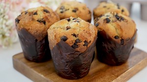 BAKERY STYLE JUMBO CHOCOLATE CHIP MUFFIN How to make bakery style Jumbo Chocolate Chip Muffins. This recipe yields 5 jumbo muffins OR 12 regular sized muffins. Here's what you'll need: 1 cup sugar (200g) ½ cup melted butter (125ml) ¼ cup vegetable oil (55ml) 2 large eggs (room temp) 1 cup milk, at room temperature 2 tsp vanilla (10ml) 2 and ½ cup all purpose flour. (310g) 1 tbsp baking powder 1 tsp baking soda 1/2 tsp salt 1 and a half cup of of semi sweet chocolate chips (minis) 1. Preheat oven