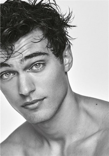 Evans Nikopoulos: The Charming Male Model