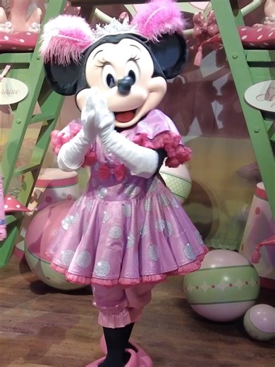 Stepping right up to meet the star of the circus! 🎪✨ Minnie Magnifique took a quick break from training her poodles to say hello, and she was absolutely fabulous. These are the magical moments we travel for! 🎀💖 #MinnieMouse #storybookcircus #disneymagicmoments #MagicKingdom