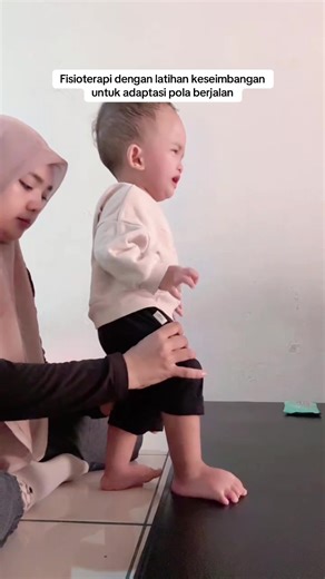 Macam macam latihan irzan untuk mencapai keberhasilan, semangat nak semoga cepat tamat dan wisudah 👨🏻‍🎓😂🤗 @Emi ya !! #physiotherapy #physicaltherapy #pediatrics #hydrocephalus #tumbuhkembanganak
