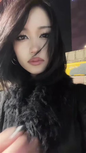 Stylish Vampire-Inspired Short Haircuts for Girls