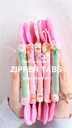 Laura - Sewing Made Easy on Instagram: "How I install ZIPPER TABS ✨ the easy way ✨ You can watch the slow version of this over on my YouTube channel. It’s part of The Sunday Ruffle pattern 🪸🌷🌸❤️✨ No gatekeeping. As always. 💾 make sure to save this for your next zipper bag #zippertabs #zipperbag #sewingpattern #sewingtips #thesundayruffle"