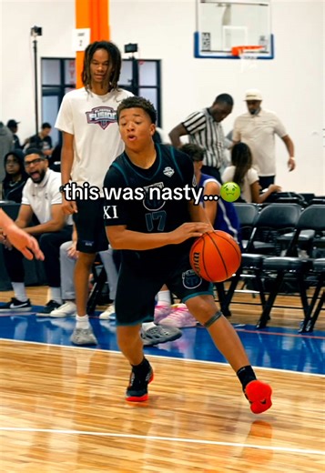 Bro hit the whole team up 😳🤣 #hoops #dribble #aau