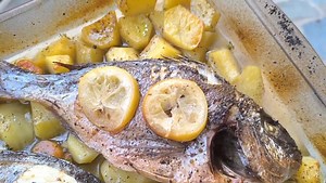 Τσιπούρες στο φούρνο με πατάτες 🐟 Συνταγή •2 τσιπούρες •7-8 πατάτες •1 καρότο •Ελαιόλαδο •Νερό •Αλάτι •Πιπέρι •Σκόρδο •Ρίγανη •Λευκό κρασί •Μείγμα μπαχαρικών για ψάρια •Λεμόνι Κάντε και μια εγγραφή στο κανάλι μου!! Θα με βοηθήσει πολύ!!! ❤️🫶 https://youtube.com/c/KwnstantinosTsixlas | Kwnstantinos Tsixlas