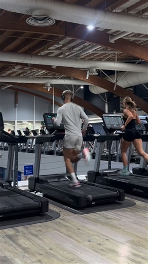 Lucas Parker / Running Coach & PT on Instagram: "My last session before a race always involves… Strides. 6 to 10 x 200m at a fast pace, for me between 2:35 and 2:45 per KM pace"