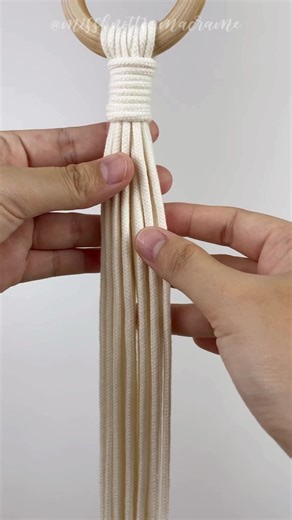 A fun way to play with Double Half Hitches on a plant hanger 🪴🌿Drop a comment if you like it😊 Save this tutorial now for later projects !!!!#fiberartist #fiberfeature #dreamcatcherdiy #macramelove #fiberarts #bohemianliving #macramepattern #macramemovement #macramé #macramedecor #handmadedecor #macramewallhanging #modernmacrame #macrameart #macramecommunity #macramemakers #macrameplanthanger #macramekeychain #macramebags #macramemakers #macrameplanters #macrameeveryday #macrametutorial #missk