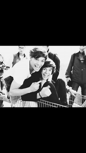 Another adorable Larry moment w/ pic included at the end 🥰 #larries #larriesafeplace #larrystylinson #larryisreal #louisandharry #harryandlouis