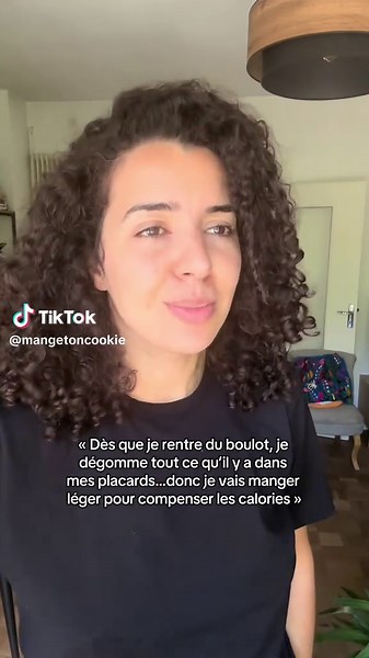 Tu penses peut-être te rendre service en anticipant tes compulsions en mangeant le moins possible….mais c’est plutôt l’inverse ! 🚫 Ça peut sembler raisonnable de compenser une grosse prise alimentaire par des repas très légers…mais c’est le moyen parfait pour arriver affamé.e à un moment de ta journée où tu es le plus vulnérable ! 😭 Il y a plusieurs raisons qui font que tu craques automatiquement en rentrant chez toi : - C’est peut-être devenu un conditionnement au fil du temps - C’est peut-êt