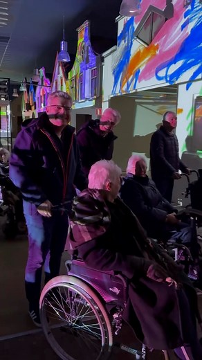 Met onze bewoners en verwanten liepen we tijdens GLOW in Best een mooie route. In het woonhuis sloten we af met chocolademelk met slagroom en een stuk appeltaart. Heel gezellig! 🍰🌸 #bloezem #huizepopulier #best #leefplezier #ouderenzorg #dementie #glowbest #gezelligheid #appeltaart | Huize Populier