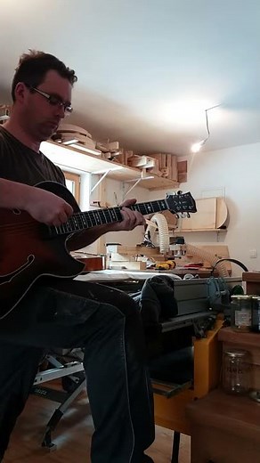 Framus AZ10 vs. Erman Gitarre