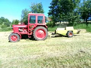 MTS 82 beim Heupressen