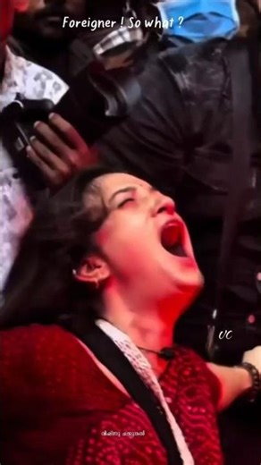 विदेशी महिला Spanish youtuber जब माता रानी की दिव्यता महसूस करती है 🙏 Kerala Kodungallur Mata Temple