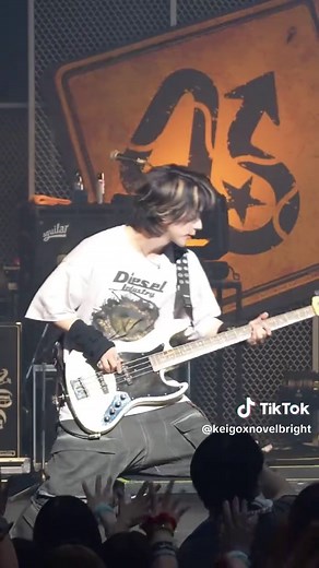 ノーベルブライトのライブパフォーマンスとメンバー