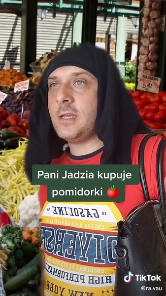 Pani Jadzia kupuje pomidorki na bazarze
