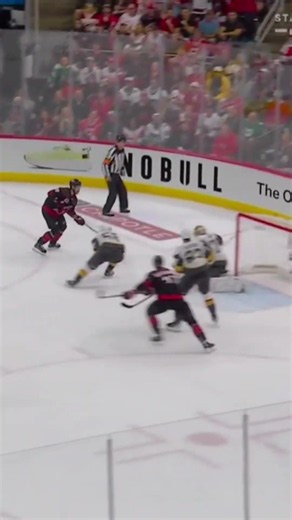 Sebastian Aho en rajoute pour les Hurricanes! 🚨