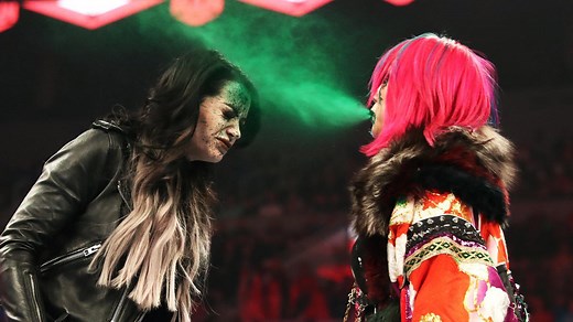 Asuka blasts Paige with green mist in ruthless attack: Raw, Oct. 28, 2019