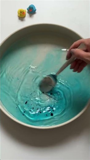 Educational experiment shows what happens when water, baby powder & soap interact