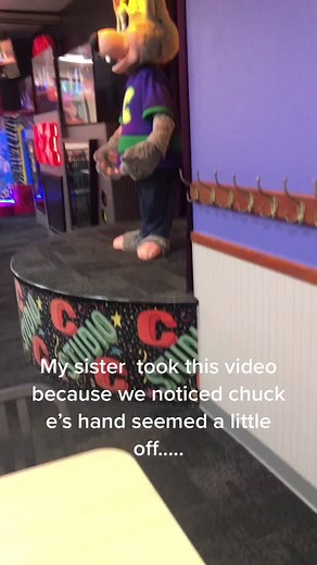 Chuck E Cheese Animatronic Hand Movement Caught on Video