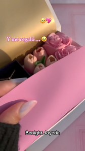 ✨¡Sorprende a tu amor con la belleza eterna de un tulipán! 🌷Este exquisito pack de joyería, compuesto por un collar y un anillo inspirados en la elegancia y la delicadeza de los tulipanes, es el regalo perfecto para demostrar tu amor 💖 ✨El Pack Tulipán Benight ✨ Contiene: - 1 Anillo Autoajustable 💍 - 1 Collar Tulipán 🌷 - 8 Tulipanes Eternos 🤍 - 3 Rosas Eternas 🌸 📲 Contáctanos ahora para asegurar este detalle que marcará la diferencia. 🌹✨ Whatsapp: 51 907 842 089 🏍 Envíos a Lima y provin