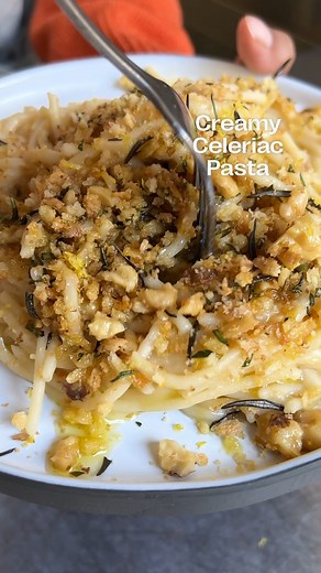 I’ve made the silkiest and creamiest vegan pasta with the help of celeriac. The dish is packed full of umami and finished with a walnut and rosemary crumb for some crisp and crunch. Full recipe here: https://www.mob.co.uk/recipes/creamy-celeriac-pasta-with-nutty-herb-crumb Chloe x #Mob | Mob