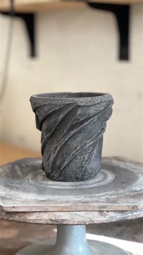 It’s been a while since I made a spinning planter, but I finally put one together today—a tall, narrow one this time. If you’re curious about the process and want a closer look, feel free to subscribe to my 👑exclusive content. I share all the little details there—what tools I use, how I set up my sand molds, and other tips for making concrete planters. It’s only $0.99 a month, and you can cancel your subscription anytime. Your support really helps me keep creating—thank you! 💛 | Mysucculents54