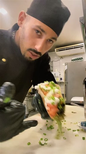 🔥fellype_sushimen🔥 on Instagram: "Wrap Filadélfia de salmão #sushi #brasil #trabalho #rells #virals bora de trampo 🥷🏾🥷🏾🥷🏾🔥🔥🔥"