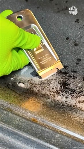 How to Remove BURNT ON Oven Dirt and Grime #OvenCleaning #CleaningTips #KitchenCleaning #HouseCleaning | Clean That Up