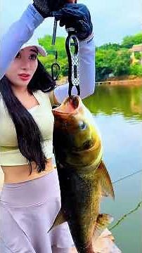 Chinese Girl Catches a Giant Silver Carp - KhoaHuyen Fishing