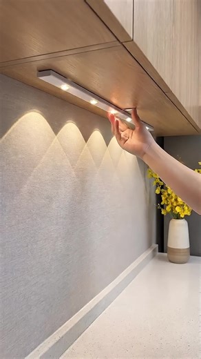 Lâmpada LED Ultra Fina para Armário com Sensor de Movimento – Recarregável USB, Sem Fio, 30/40/60cm para Cozinha, Closet e Corredor #LuzLED #SensorDeMovimento #LumináriaArmário #CasaInteligente #IluminaçãoSemFio 💡✨