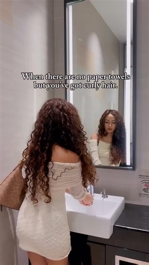 XMONDO HAIR on Instagram: "Curls: 1, Paper towels: 0 😌✨ The curl community stays innovating 💅 cc: @dellarossaaaa"