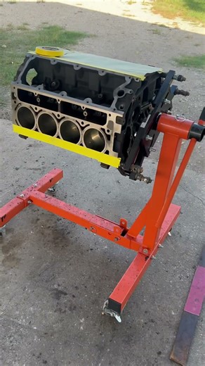 CHEVY 5.3 LS REBUILD IN 25 SECONDS #carshorts #cars #chevy #automobile #mechanic