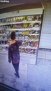 Met de reflexen van deze klant in een supermarkt in Wit-Rusland is helemaal niets mis. Via ViralHog | vkmag