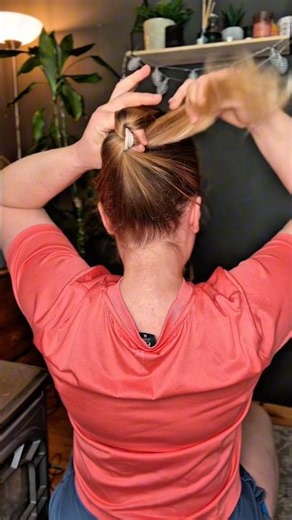 😍 The Easiest Messy Bun Ever #messybun #hairstyle #hairtutorial #easyhairstyle #bunhairstyle