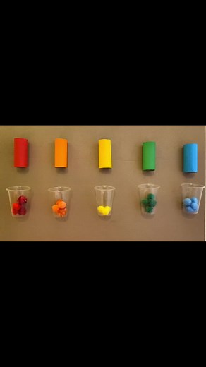 👶🎨 Activité motricité fine à faire soi même (avec des objets de recup) pour les jeunes enfants 🎨👶 J’ai fais l’activité dans la structure ou je travaille, les enfants adorent, amusez vous bien ! 😉 #motricite #diy #recup #jeuneenfant #creche #couleur #jadoremonmetier #petiteenfance #activite