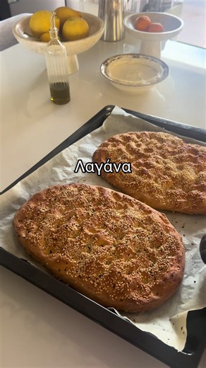 Τραγανή και πεντανόστιμη λαγάνα🪁 Υλικά: 1 φακελάκι ξερή μαγιά 300 ml νερό χλιαρό (προσοχή όχι καυτό) 50 ml ελαιόλαδο 500 gr αλεύρι σκληρό για ψωμί 1 κ.σ. κοφτή αλάτι 2 κ.γ ζάχαρη Σουσάμι για το πασπάλισμα Ψήσε σε προθερμασμένο φούρνο στους 200οC για 30-35’ ή μέχρι να ροδίσει. Καλά κούλουμα 🎭🪁