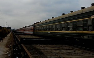 库存视频，2014年春运红绿软硬座混搭的广信特快T8350次(信宜-广州东)，春湾站2道快速通过